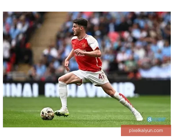 赖斯无球跑动表现稳健，持续提升中场覆盖能力